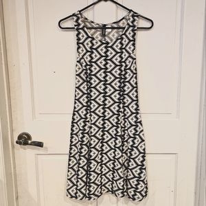 Sleeveless dress with geometric print